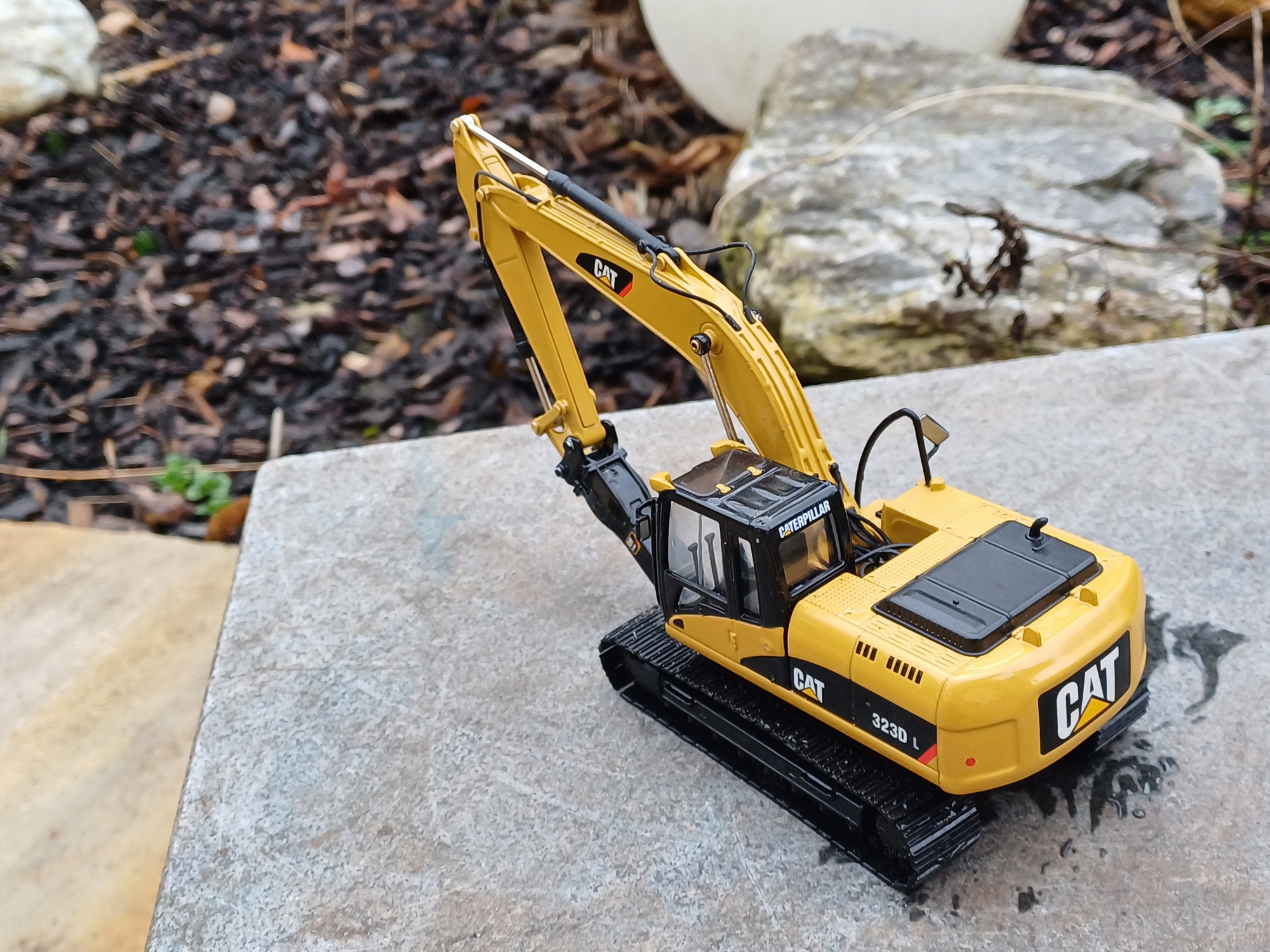 Norscot - CAT 323D L Hydraulikbagger mit Meißel